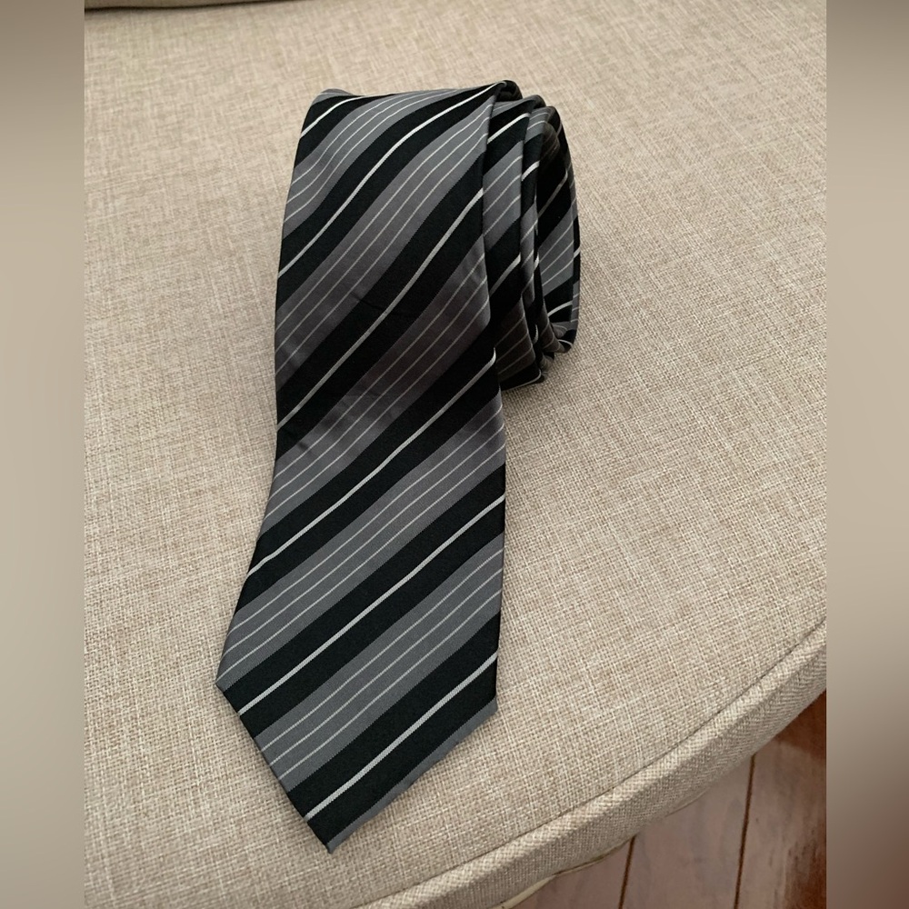 Banana Republic 💯% Silk Tie: Gray/Black Stripes